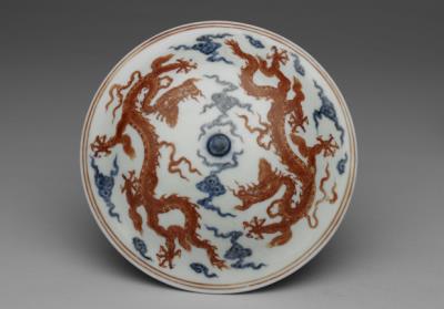 图片[3]-Lidded bowl with clouds and dragons decoration in underglaze blue and overglaze red, Ming dynasty, Xuande reign (1426-1435)-China Archive